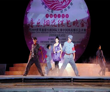 与快女黄英同台演出